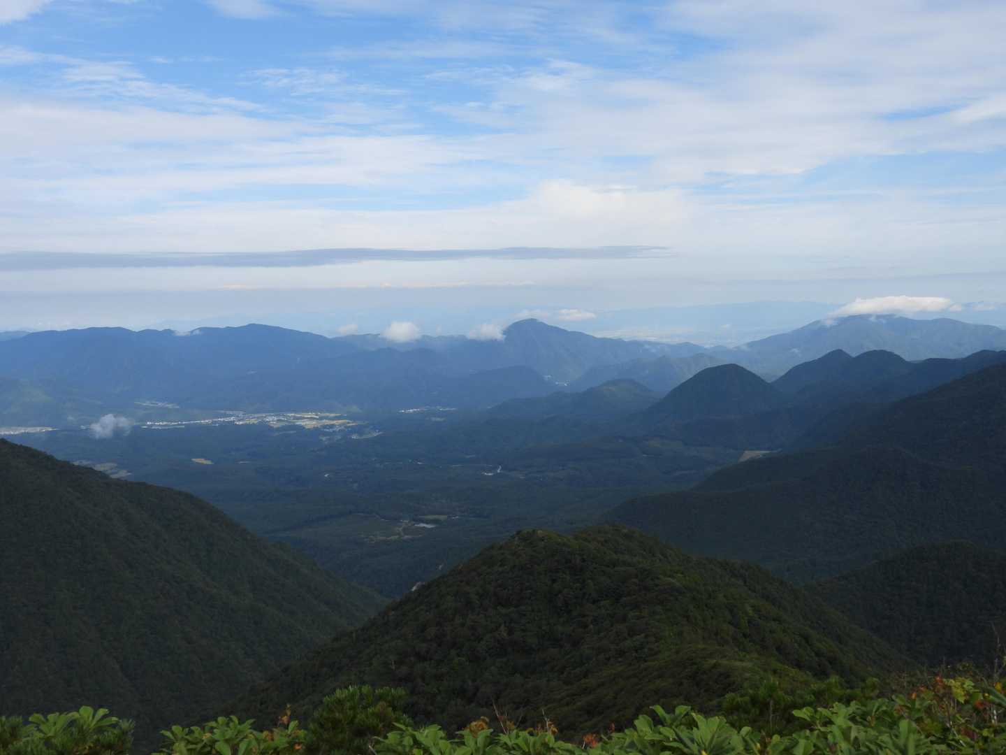 薄っすら奥に飯豊が見えるのですが写真では解からないですね。