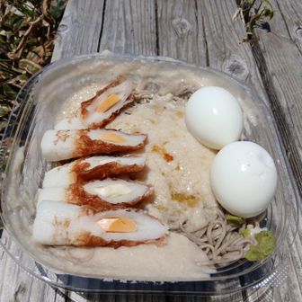 山頂で昼飯　大盛とろろ蕎麦､半熟玉子二つとチーズちくわ載せ