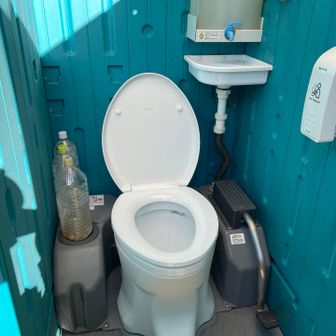 トイレ、仮設だけど綺麗です