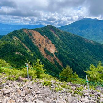 心地よい稜線歩きができます
けどさ、ｱｯﾌﾟﾀﾞｳﾝありじわりと削られる
気力体力ﾓﾁﾍﾞ絶賛低下中の身に重くのしかかり

もう山引退して
ｸﾗｲﾐﾝｸﾞにｼﾌﾄしよかな

と今後の方向性について考えながらこなした
