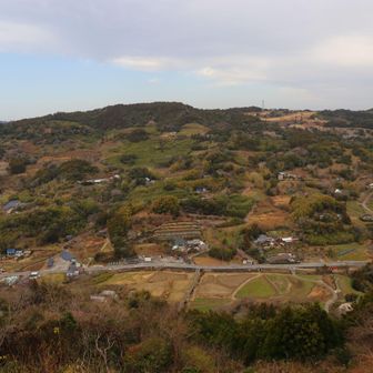 御殿山と県道を挟んで、房総半島らしいなだらかな丘陵が広がっています。