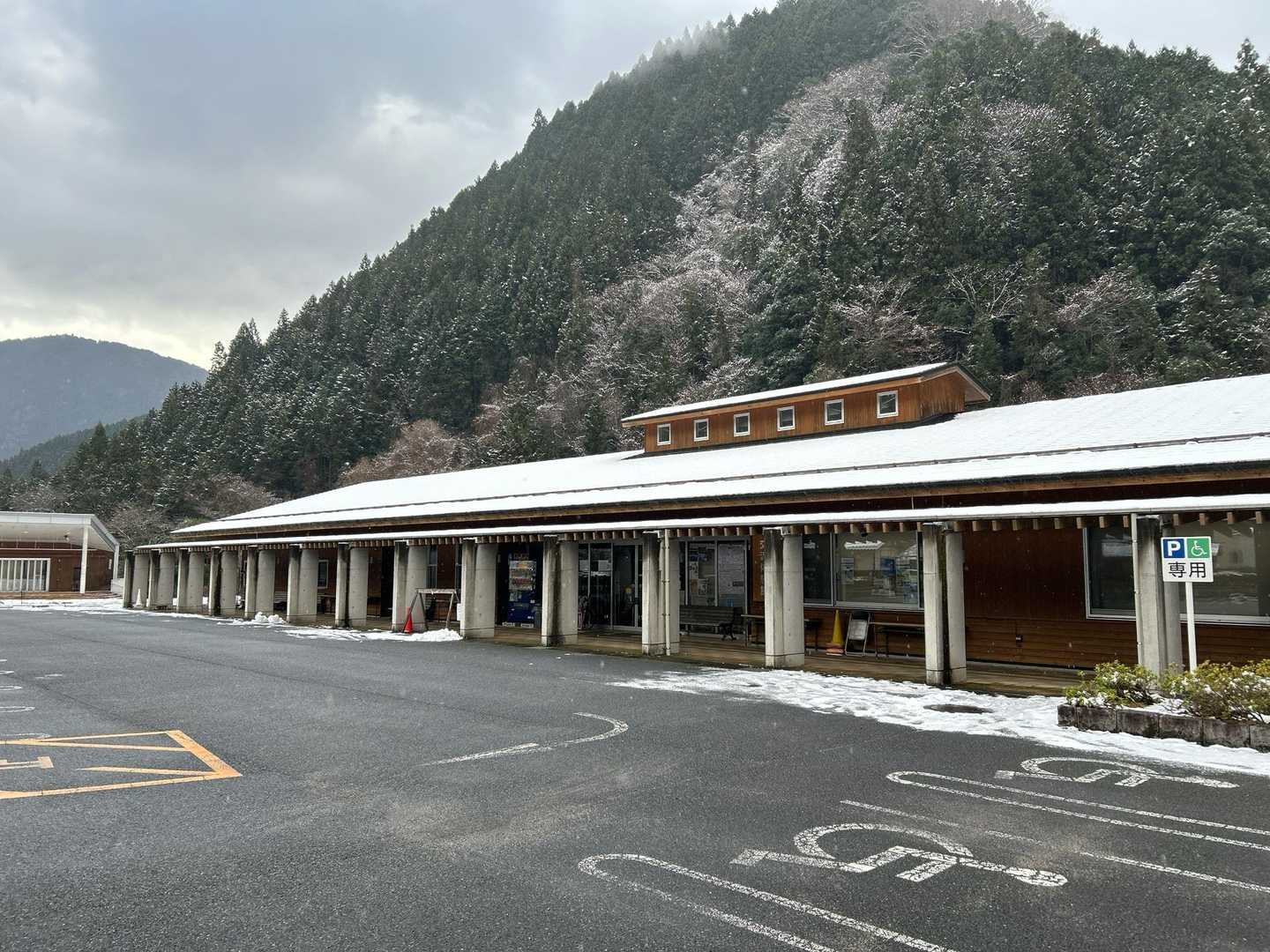 湯来温泉♨️の隣の🅿️に🚗を止めて行くよ〜
🚻もあるので安心😮‍💨