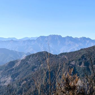 両神山
両神山の左側には三宝山、甲武信ヶ岳、木賊山、破風山、雁坂嶺