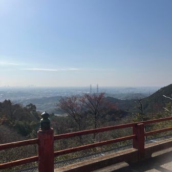 信貴山山頂のお寺の本堂から。よく登る、小牧山も見えます。