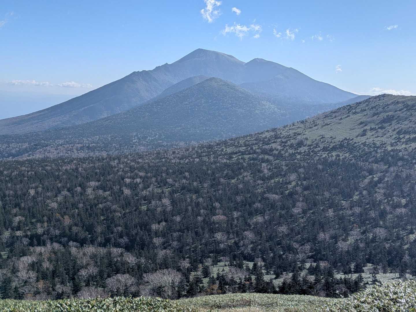 岩手山見る角度でまったく別の山に見えますね😊

ん？山頂白い？？