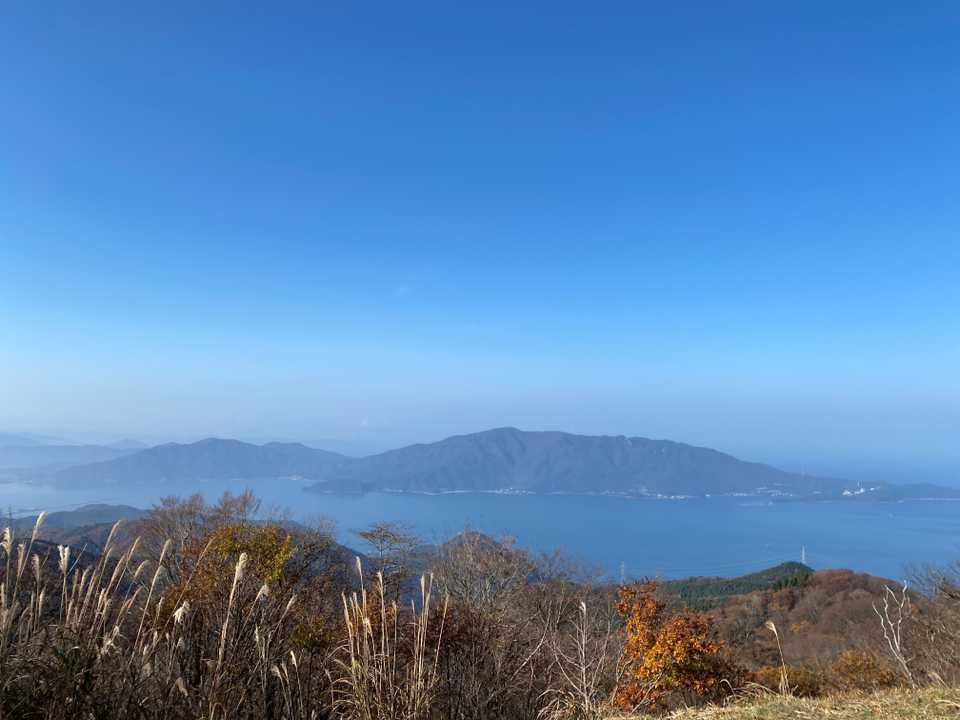 見たかった西方ヶ岳と栄螺ヶ岳と水島。青い～。