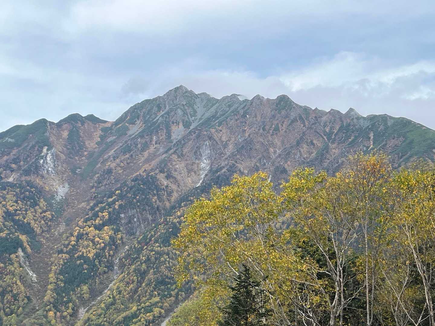 ゆっくり下山してたら、雲が晴れて西穂高岳まで見えてきました👍