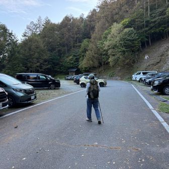 ヘロヘロで駐車場に到着
朝は満車でした。
写真の奥にトイレもあります。
明かりをつきません
