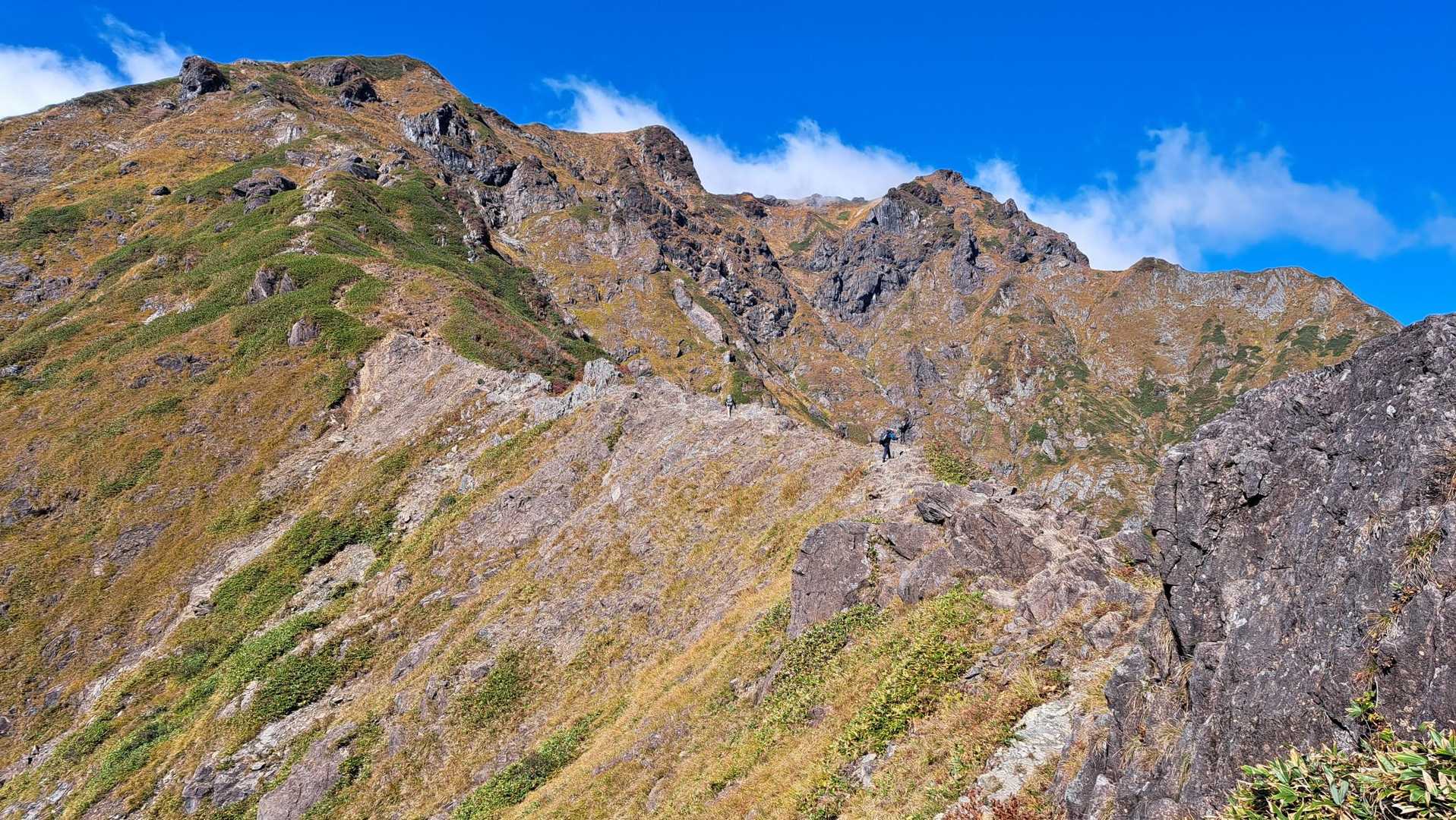 続く急登と絶景。