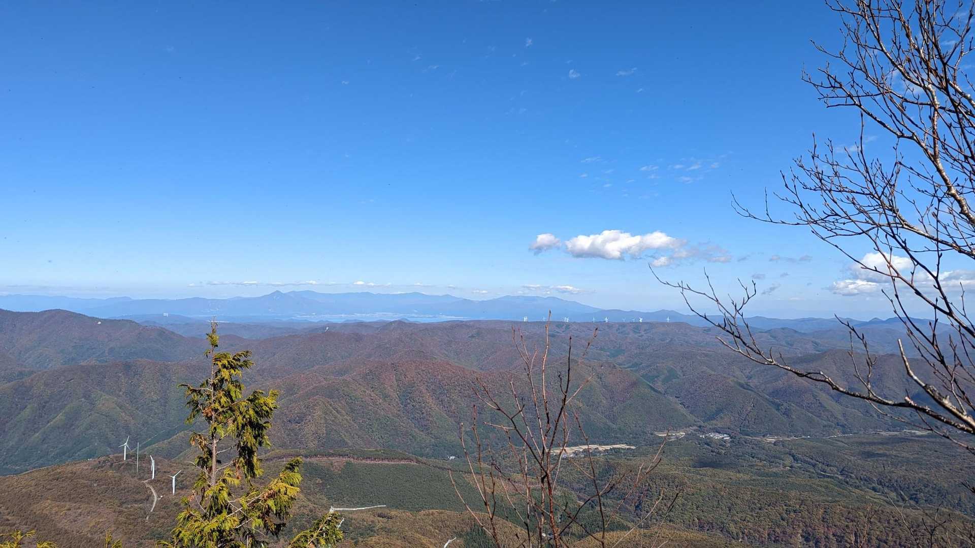 女岳山頂を少し進むと少しだけ眺望がありました✨
左眼下に天栄村風力発電、右に布引高原の風車が見えます🪅

最近風力発電をよく見掛ける気がしますが電力供給の不安定さやバードストライク等のさまざまな問題があるようです🕊️