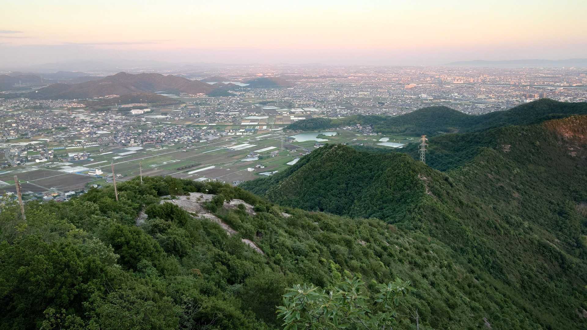 それでは中央に見える鉄塔左の小高御位山から下山します。