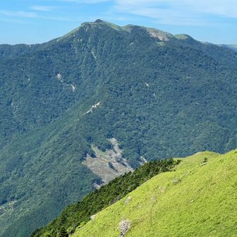 稜線を眺めていると去年晩秋の登山を想い出す
西熊山への緑の稜線も見えていますね
