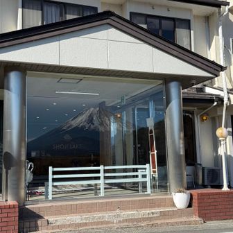 ホテルのガラスに富士山