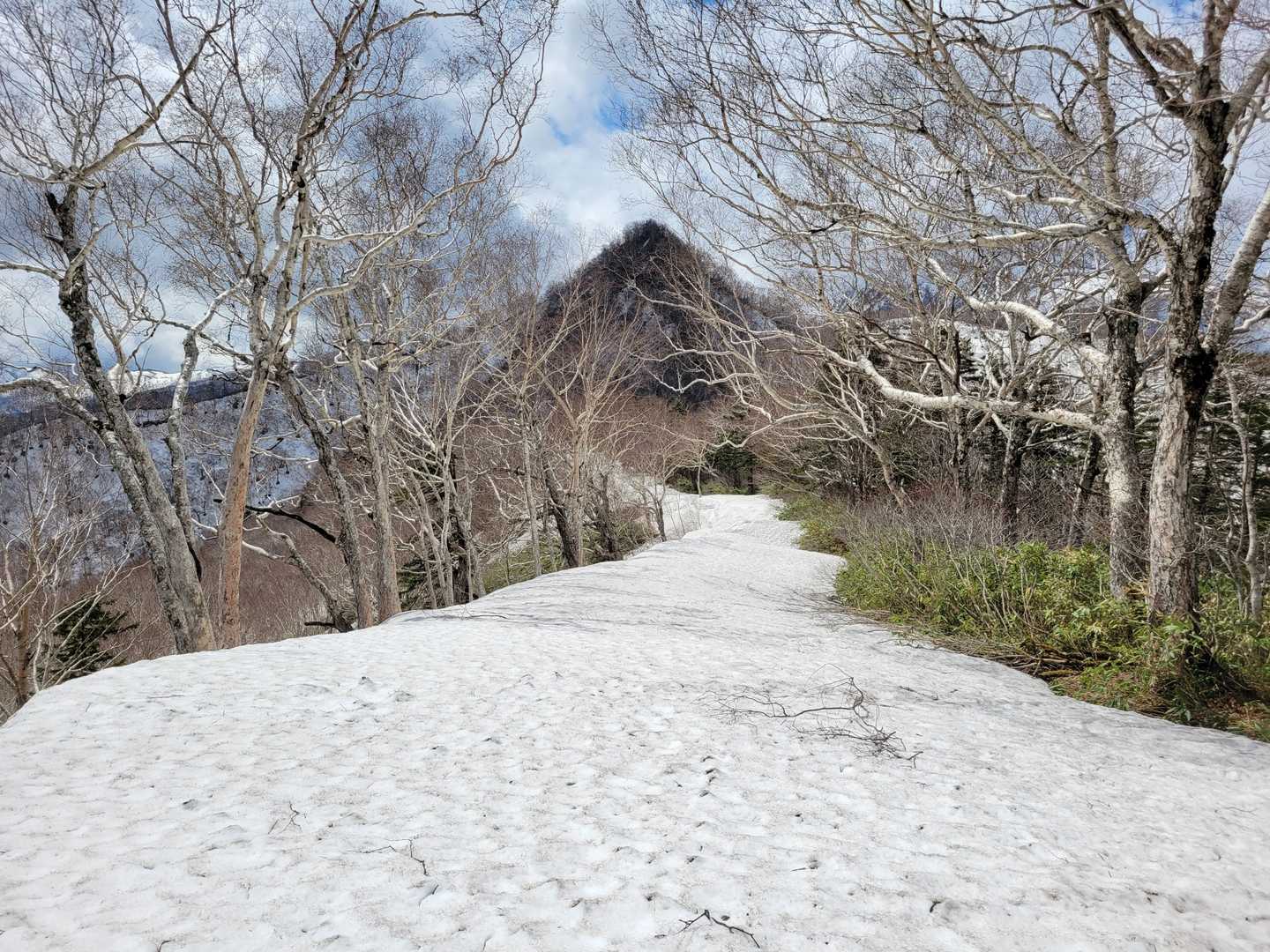 気持ちイイ🎵
稜線雪渓歩き🚶‍♂️
小夕張岳が見えてきた👀