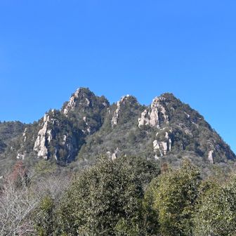 振り返れば、今登ってきた堂々とした山の姿が遠くにあった。