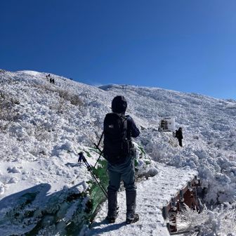 木道まで登ってきました
ココからは、吹きっ晒し…
かなりの強風🌀