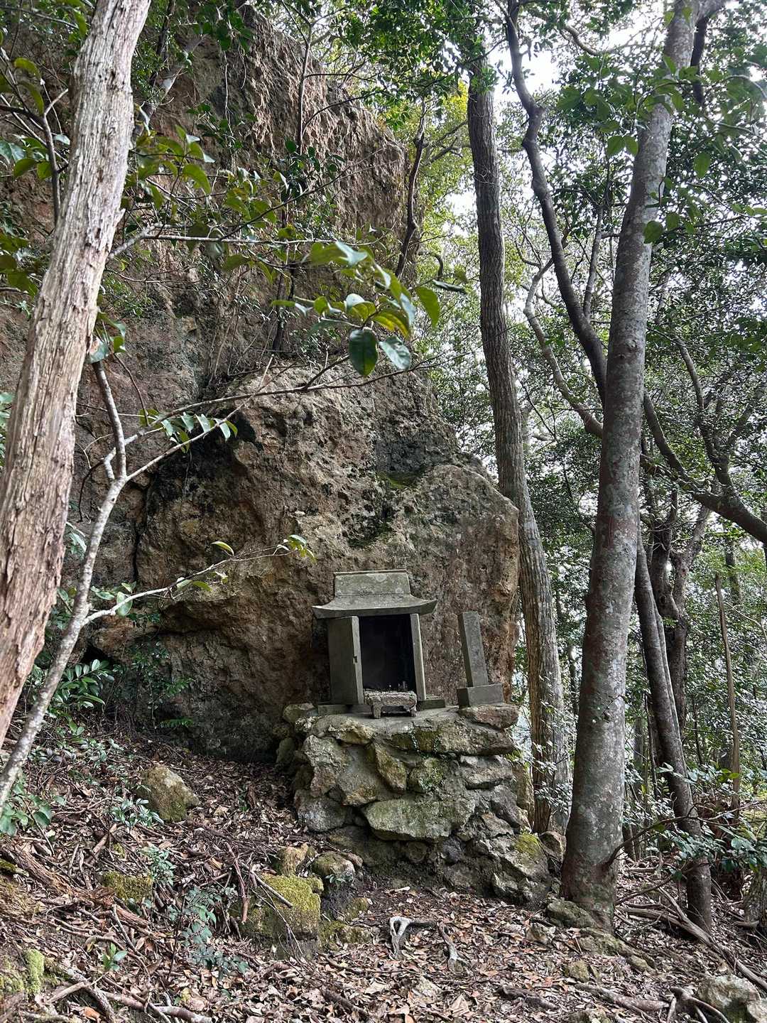 巨岩と祠
