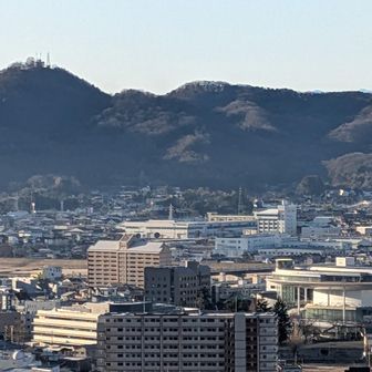 手前から桐生市街地→渡良瀬川→国道50号→八王子丘陵