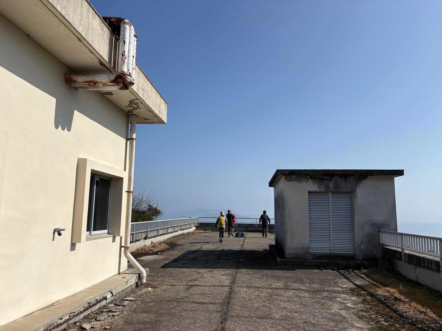おじさんが、屋上からの景色がサイコーだから必ず上がれって！