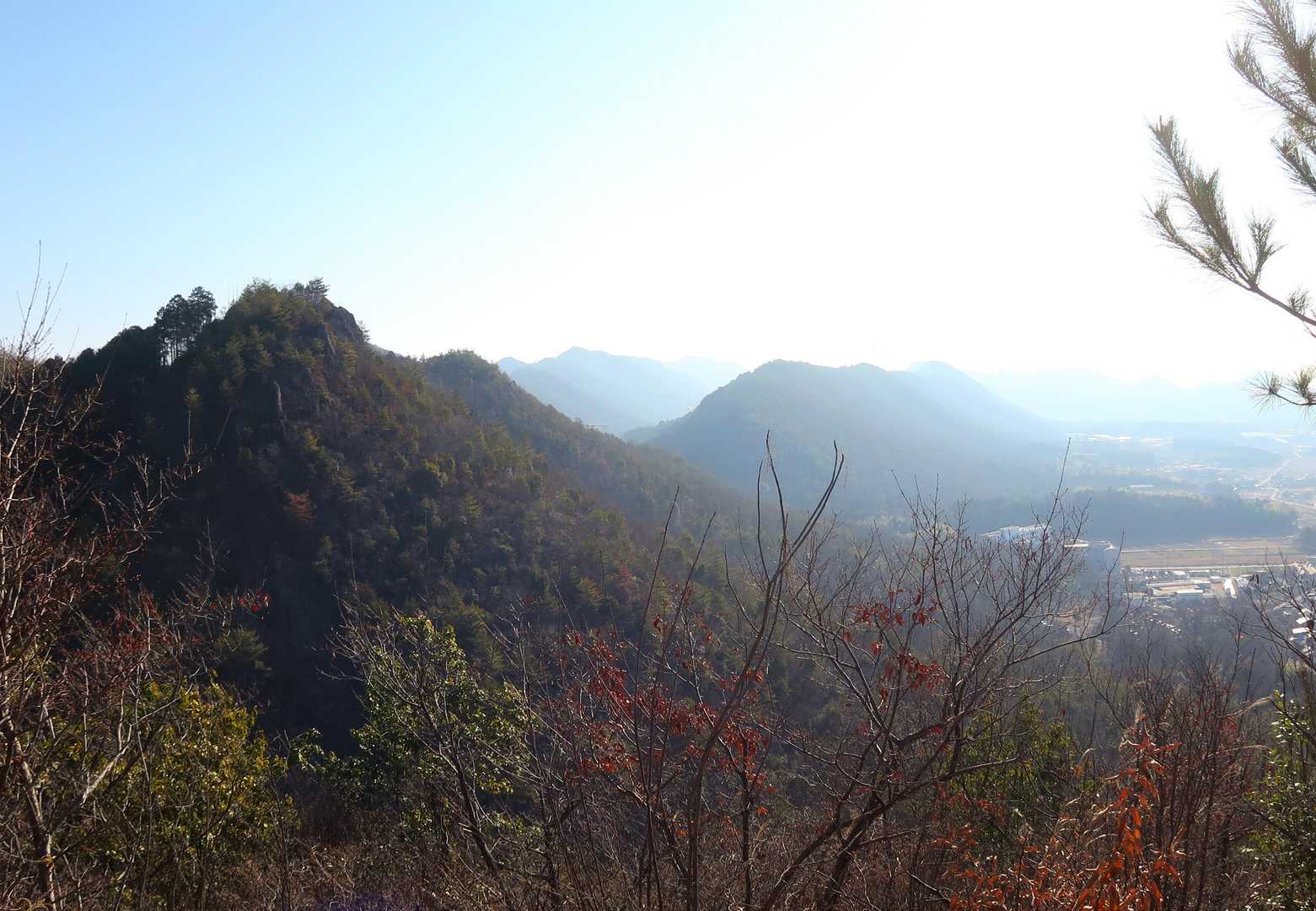 逆光で…左の山が槍どんぐり山