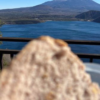 昼食のクルミパンと富士