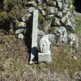 お地蔵さん左右には「左」「右」の文字も