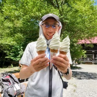 徳沢でパパさんが、嬉しそうにソフトクリームを３つ😍
落とさず持って来てくれてありがとう🙏
これ食べて最後がんばるよ💪

徳沢から上高地までは誰も喋らず身体の機能最小限に使って歩いた🚶‍♀️‍➡️🚶‍➡️🚶‍♀️‍➡️
目を開けて脚だけを動かし頭は眠ってた様な気がした

バス🚌に乗り平湯で♨️、高速🚙で帰ってくると馴染みの店で晩御飯🍻
３人の顔を見たマスターが
今日はどちらまで？
😊ﾆﾝﾏﾘ
ヤッホー！
北穂に行ってキタッホー🤗