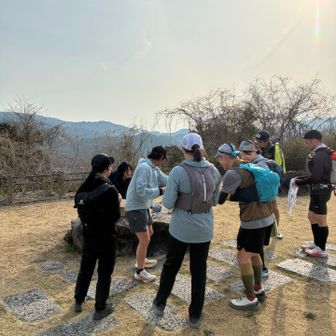 東山公園でいいのさんがミルクティーを持ってお出迎え。冷えた体も、疲れた心もほんわか。