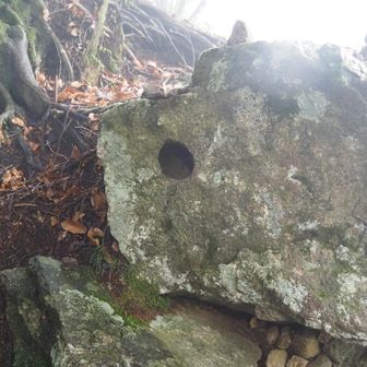 天狗の鼻突き岩。
ここを通るたびに思うんですが、なんで天狗は鼻で突いちゃったんだろう。特に理由がどこにも書かれてないのよ。
ムシャクシャして突いちゃったのか、それとも、なんか嬉しいことがあってテンション上がって突いちゃったのか？いや理由が特にないってことは、やることなくて暇すぎて何となく突いちゃったんだろうか。仲間の天狗にドン引かれなかったんだろうか、とか。ずっと気になってる。