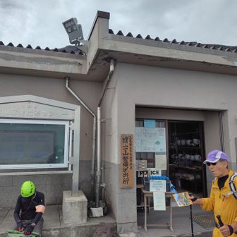 配りものしてた
