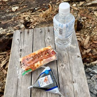 お昼ごはん。ただ買っただけのパンと🥖オニギリ🍙😆笑