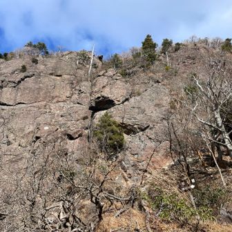 大障子岩が目の前に出てきました
あとは右側から回り込んで登ります