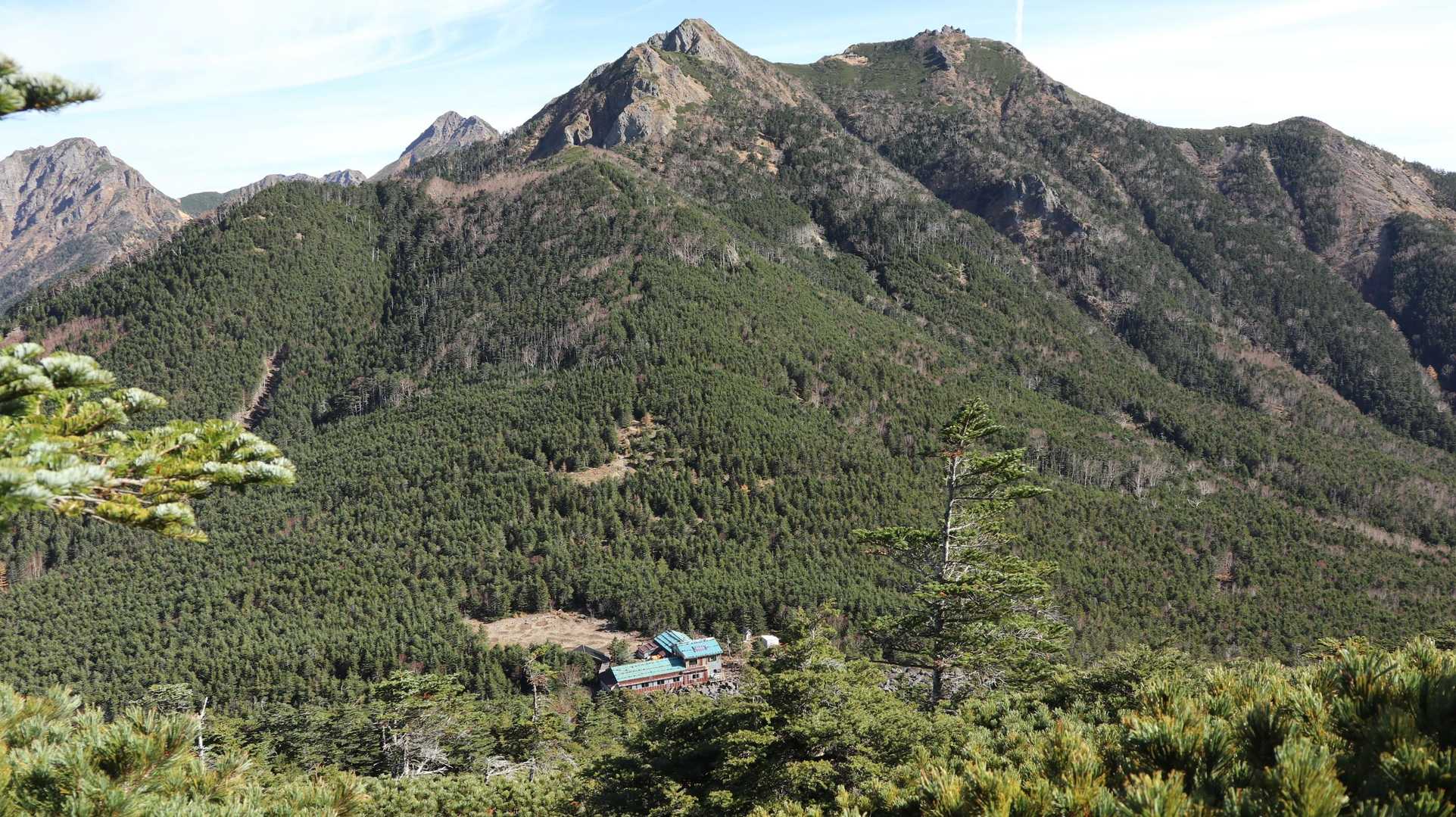 秀麗な円錐形の頂から鉄鉾が立つ岩峰へ。変化に富んだ南八ヶ岳の稜線歩きの写真