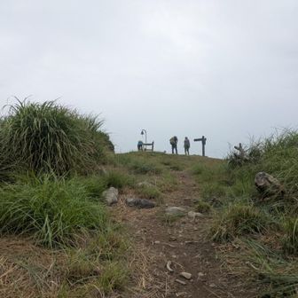 頂上見えた！ けど、雨が降り始めた☔