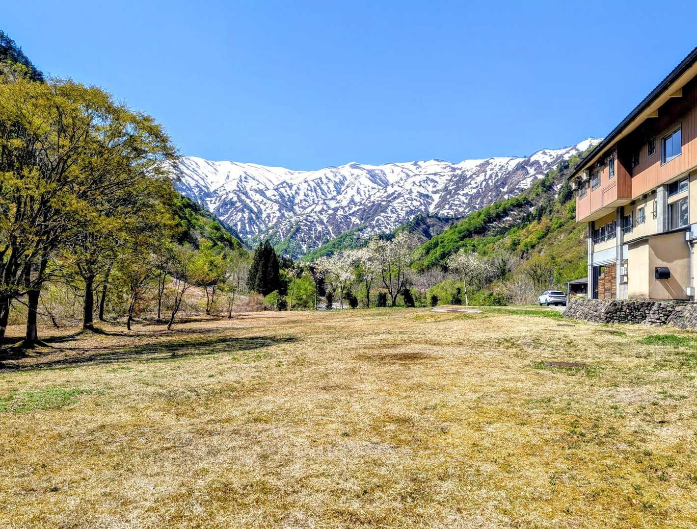 梅花皮荘(かいらぎそう)から望む🏔️飯豊連峰✨️　
梅花皮荘の駐車場に車を駐めてスタート　
