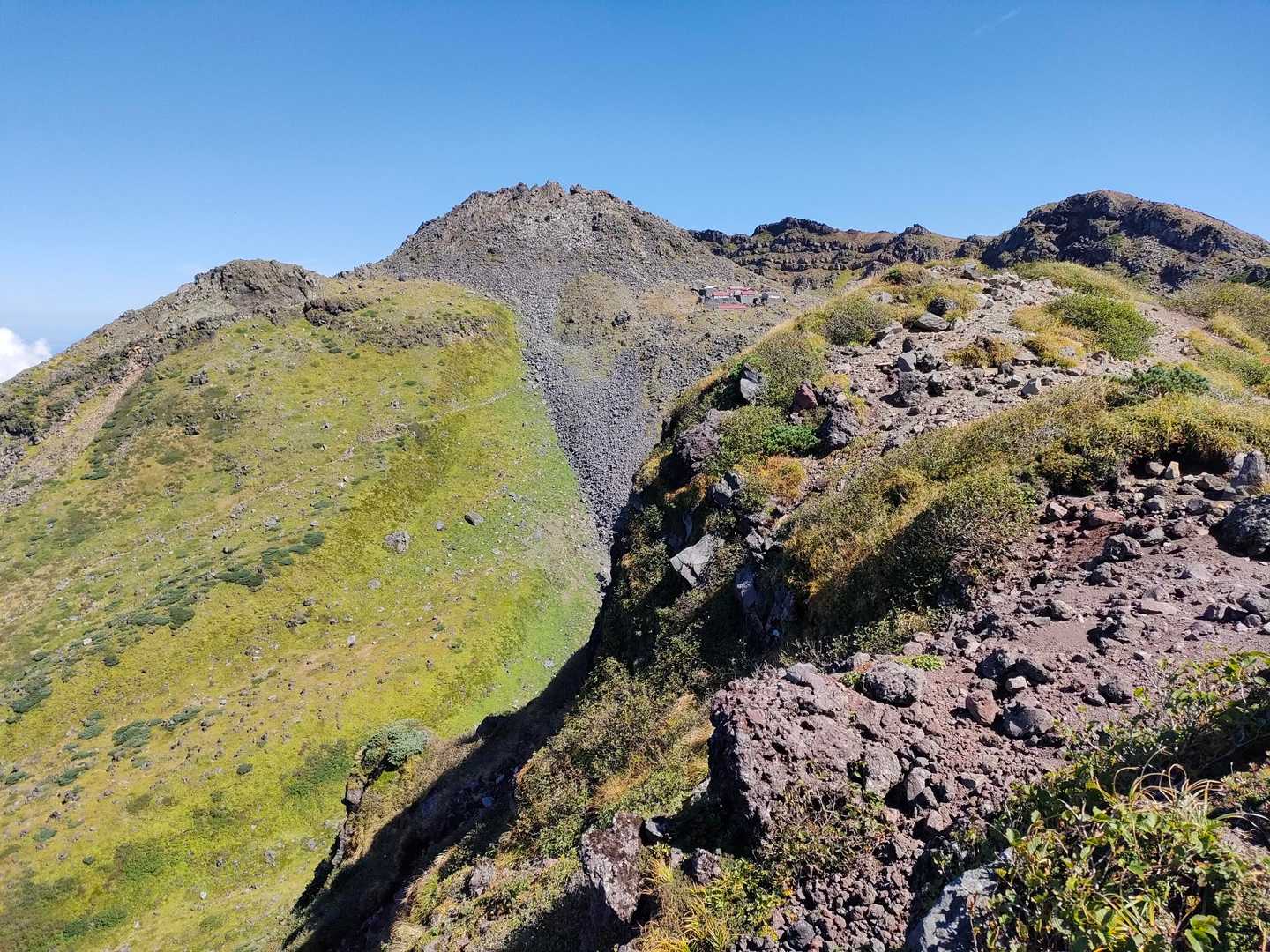 うふっ。😘
あれです！あれ！
丸くて山頂がギザギザな...。

鳥海山の山頂です！！　
【新山】（しんざん）と呼ばれるのですが、1801年の噴火活動によって新たに形成された溶岩ドームだからなのだそうです！

（AIによる概要）