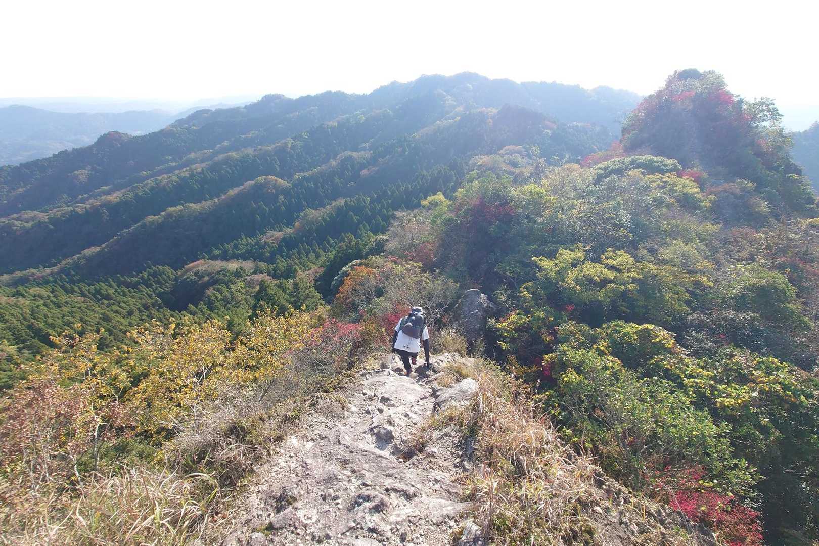 下りの岩場も、サクサク降りるイロハさん⛰️ 最高点の大観峰に向かいます⛰️