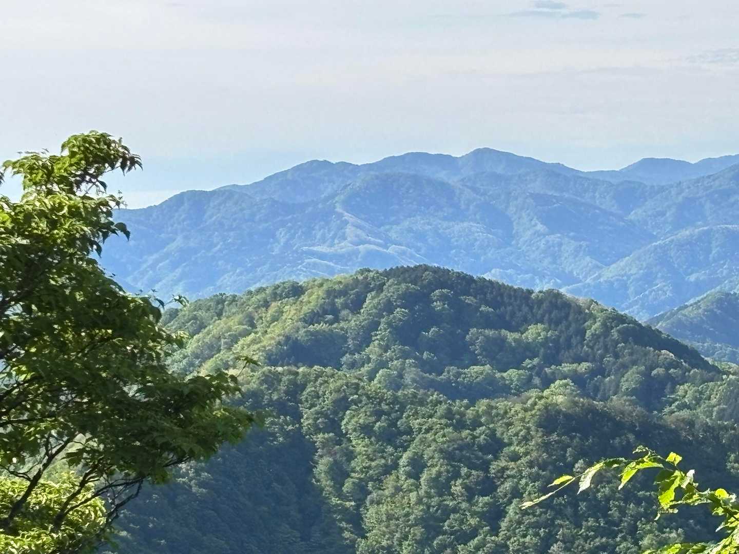 その向こうに同じく但馬中央山脈の『蘇武岳』