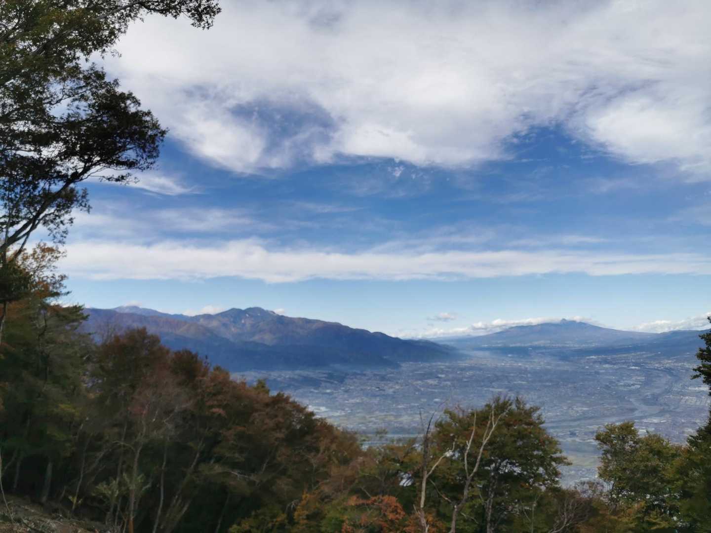 蛾ヶ岳縦走 | 龍神伝説の静かな湖から、御坂山塊の稜線越しにそびえる富士の絶景への写真
