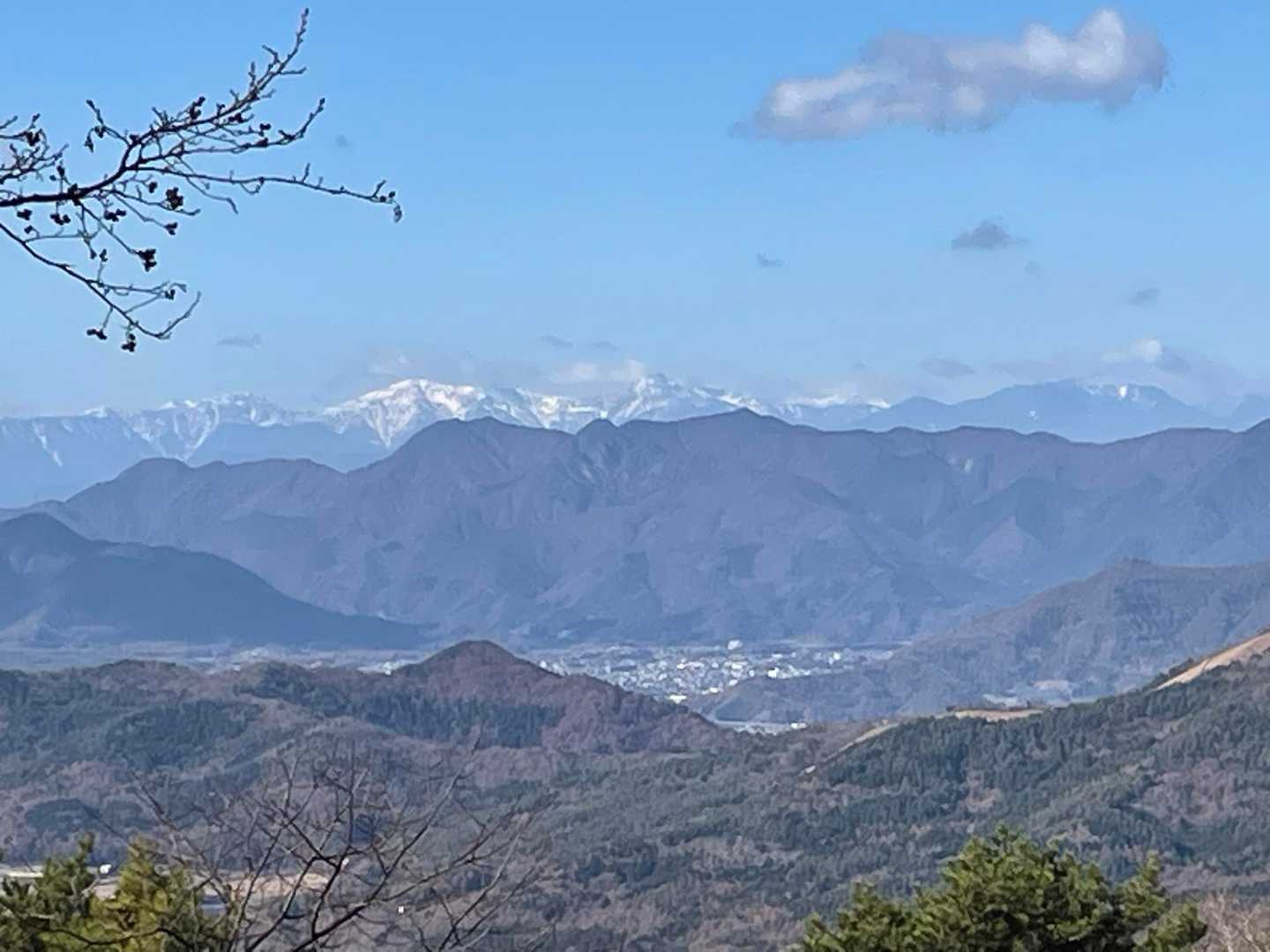 中央は北岳、その左隣の雪山は間ノ岳🏔️
日本🇯🇵一、ニ、三の山をじっくり眺める