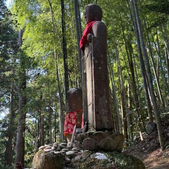 お地蔵さんの足元に鉄砲で打たれた穴