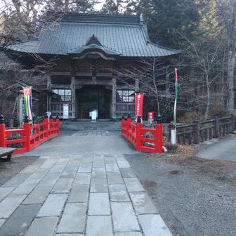 駐車場から２番目の鳥居、右手の林道は鏡台山&天狗山方面