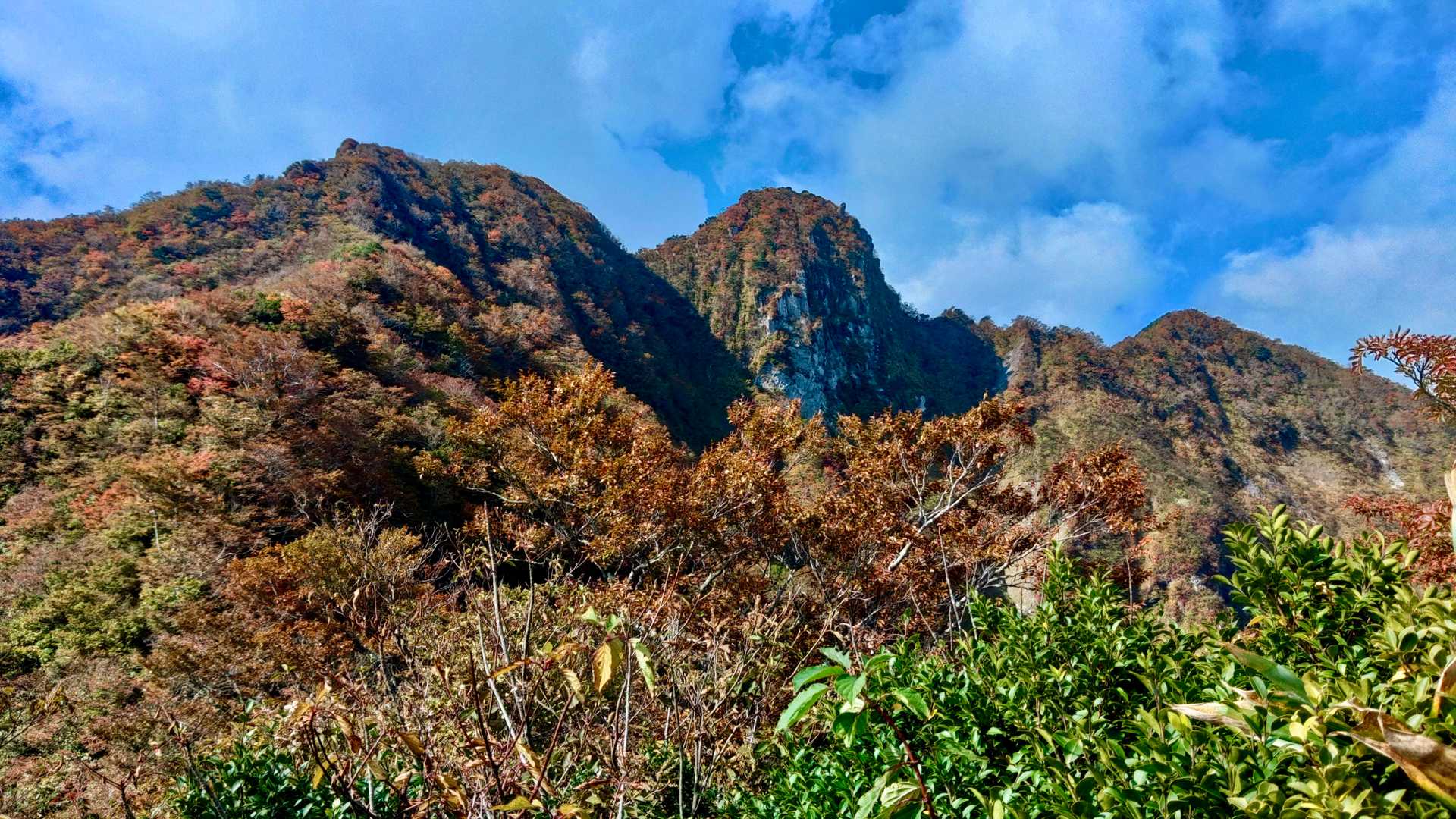 そうこうしてると、またしても烏ヶ山の絶景が
カラスじゃなくて、孔雀ヶ山でもいいんじゃないですかね。