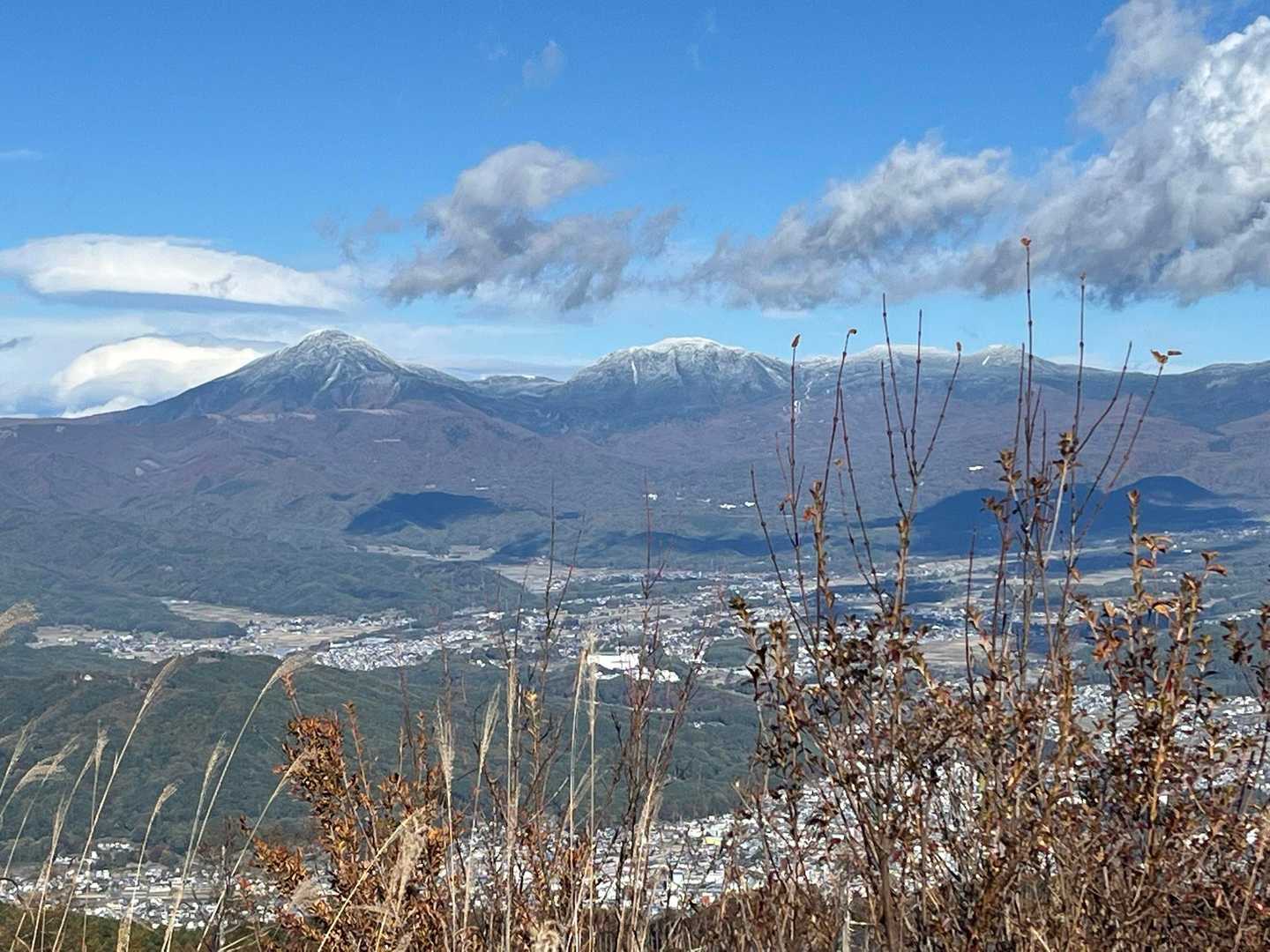 蓼科山の左奥に浅間山が見える筈だけど、残念ながら雲☁️  
でもきっと間違いなく今日はガトーショコラ❄️だね。たった1日違いで浅間ゴールドに間に合ったんだ…😆