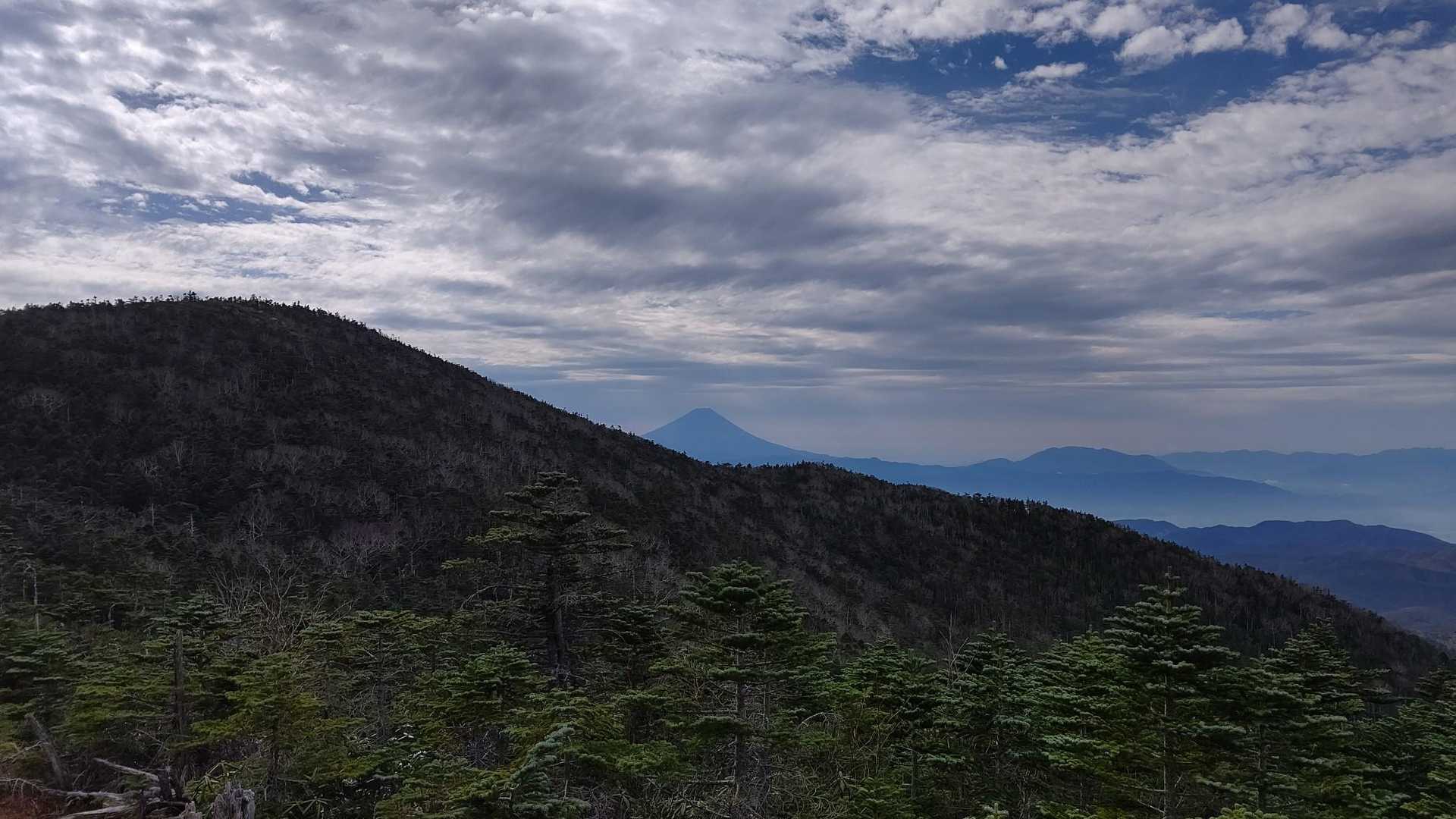 前国師ヶ岳手前で富士山がチラリ
