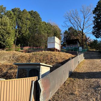 最後にもう一座、河村城跡の先にあるグレピの浅間山へ。
山頂直下は道かどうか判然としない畑の脇のようなところを歩かないといけない感じでしたが、近くで作業をしている人がいたので、登頂は自粛して100m以内のＯＫパット⛳️で済ませました。