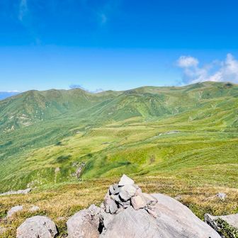 今日1番の絶景☝️ 晴れました☀️
笙ヶ岳から扇子森までの山並みの下に広がる千畳ヶ原の眺めは最高です！