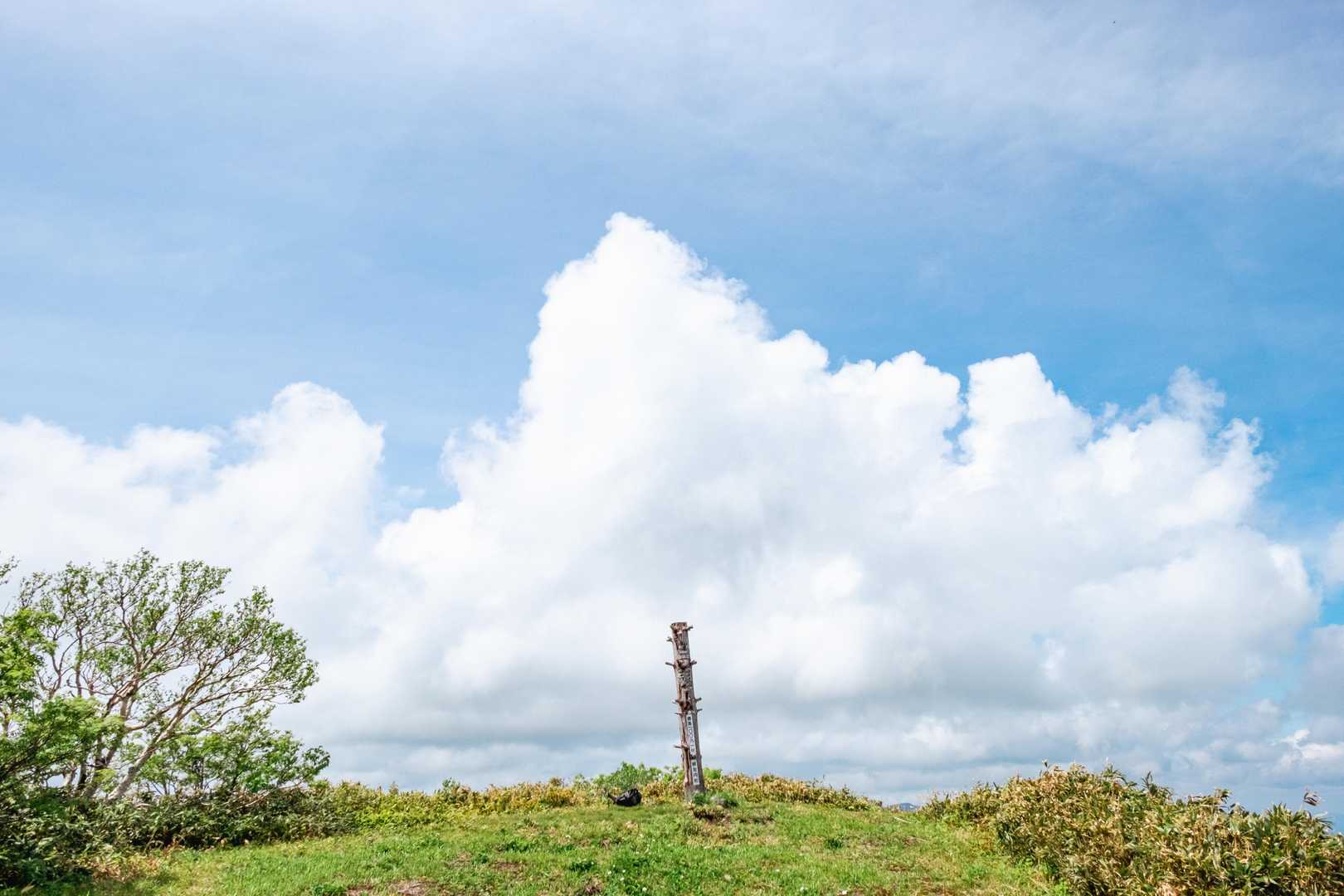 やまっぽい雲とむかしからの山頂標識。のほほんとすごせました。