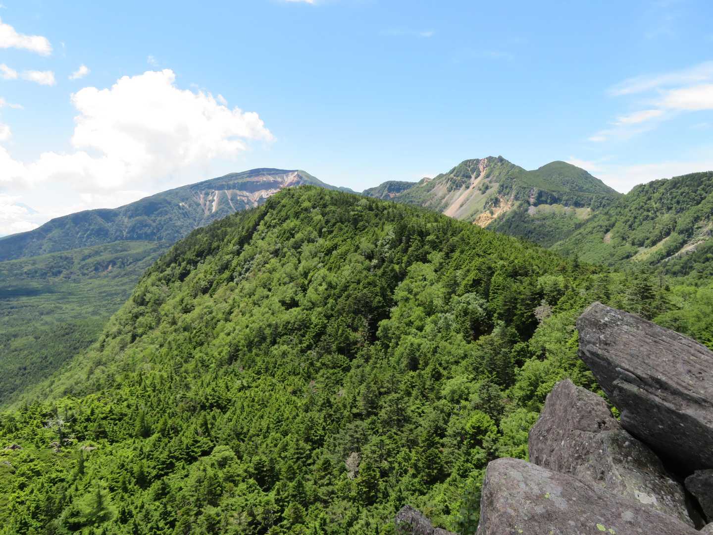 硫黄岳、東天狗、西天狗。
今度あっちも行こう♫硫黄岳の爆裂火口をもっと近くで見てみたいな。