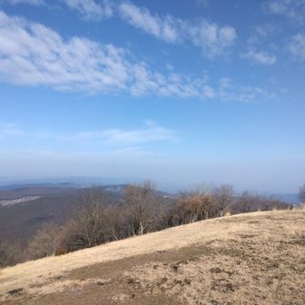 青山方面。遠方に風力発電の白いハネが。